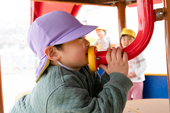 写真：遊ぶ男の子