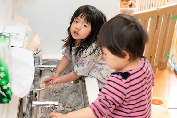 写真：手洗いする女の子