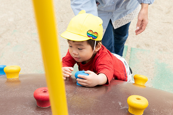 写真：遊具で遊ぶ男の子