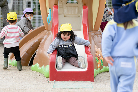 写真：滑り台を滑る女の子